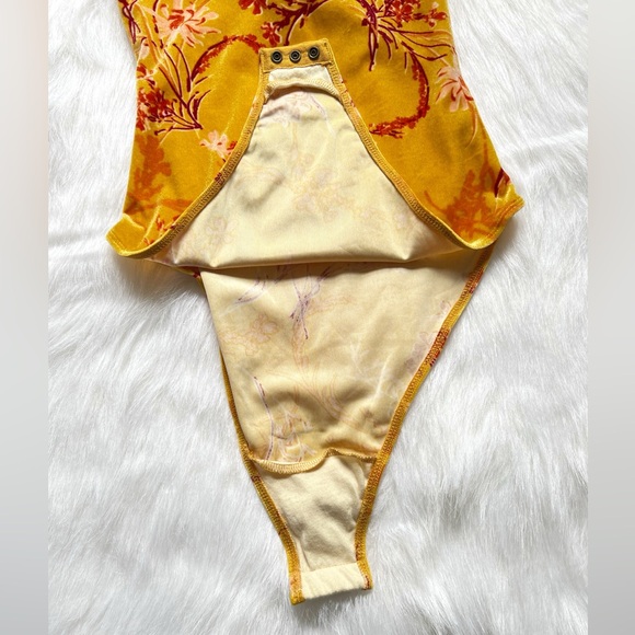 Urban OutfittersšOut from Under āGoldenrodā Yellow Velvet Strapless Bodysuit - Picture 5 of 7